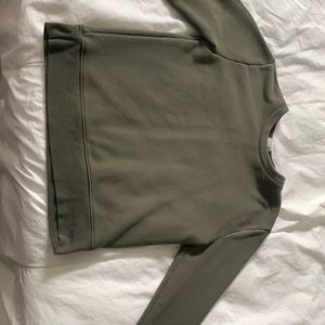 this sweatshirt is nice to wear in all 4 seasons